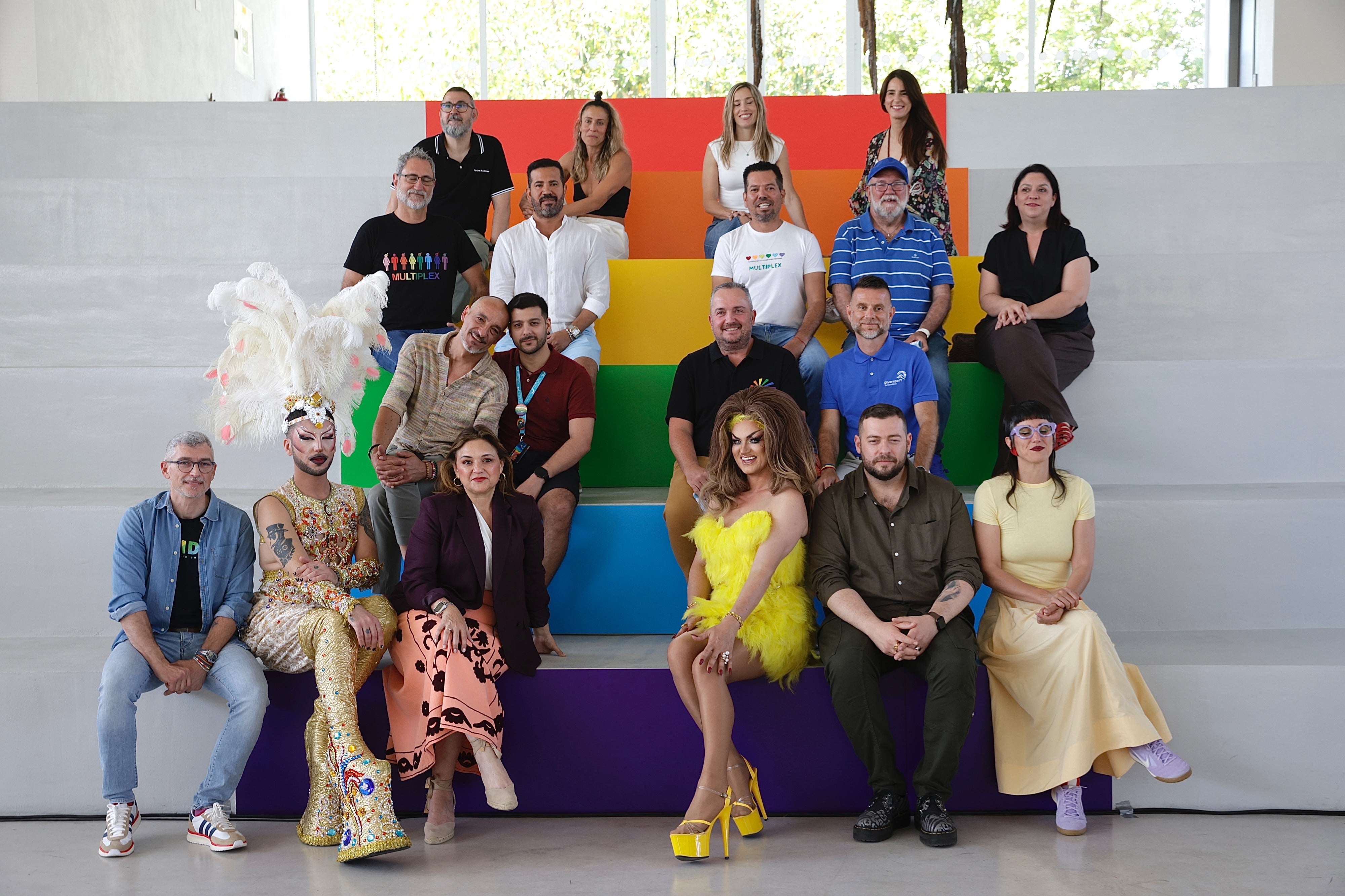 Representantes del Ayuntamiento, de los colectivos LGTBI y los presentadores del evento durante la presentación del Pride de Torremolinos 2026. Migue Fernández