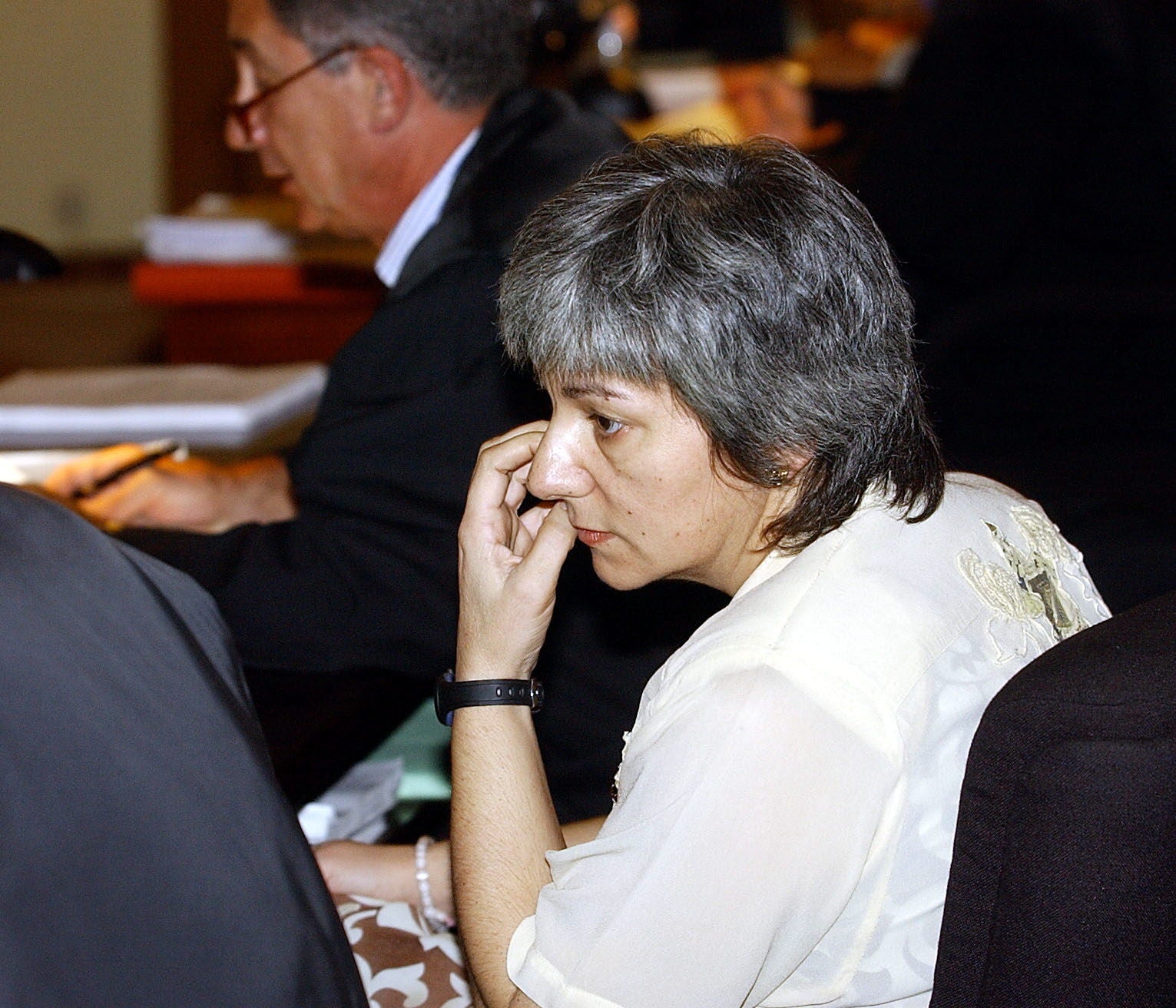 Dolores conversa con su abogado en un momento del juicio. Carlos Moret