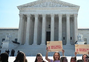 Mujeres se manifiestan ante el Tribunal Supremo de EE.UU. con carteles en los que se lee «Deportes para chicas sólo para chicas» y «Esto es por las chicas».