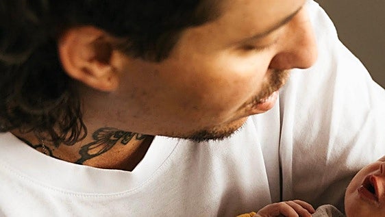 El activista trans Bruno León da a luz a su hija C