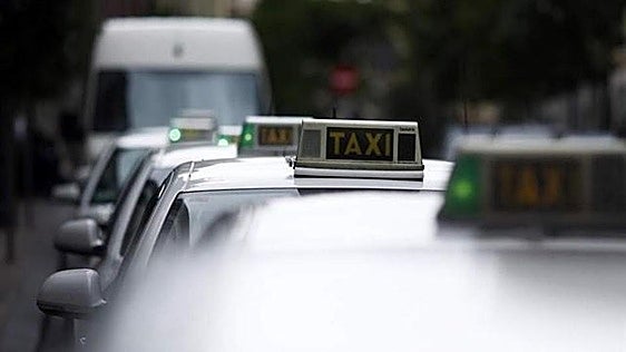 Organizaciones LGTBI denuncian que medio centenar de municipios mantienen normas que discriminan a las personas con VIH para ser taxistas