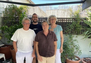 Las fundadoras de Egales junto a su nuevo director.