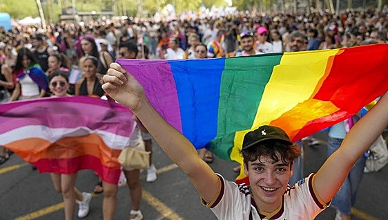 Ser joven y LGTBI: una doble barrera frente a la discriminación, la violencia y la precariedad