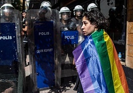 Una mujer con una bandera LGBT en la marcha del Orgullo en Estambul, en 2022.