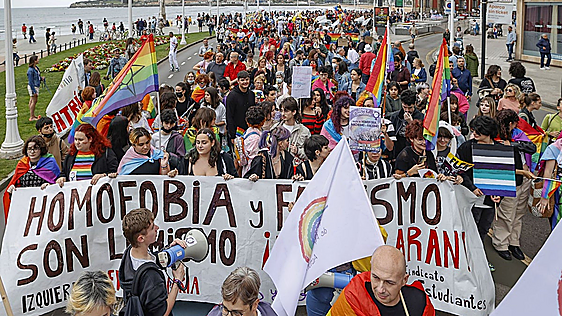 Desfile del día de orgullo gay en Gijón.