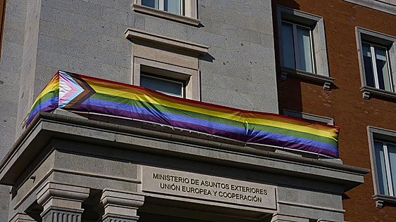 Misión especial para la reforzar la defensa internacional de los derechos LGTBI: así es la figura del embajador del Exteriores