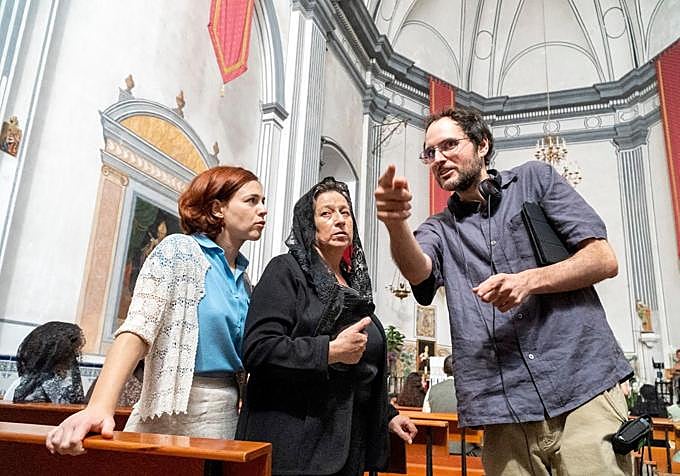 El director Alberto Evangelio da pautas durante el rodaje de 'Mi cielo, tu infierno'.