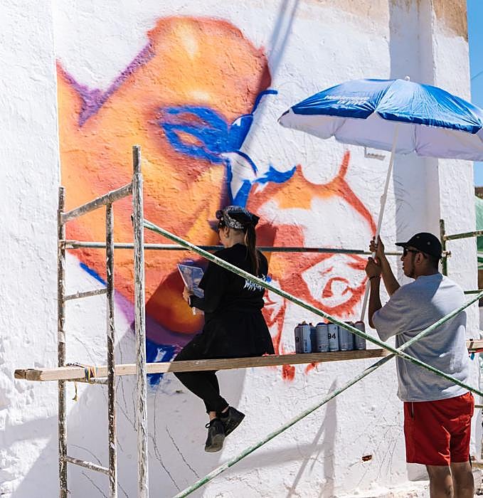 La grafitera andaluza en el comienzo de su pintura.