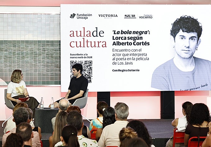 La periodista Regina Sotorrío, junto al dramaturgo Alberto Cortés.