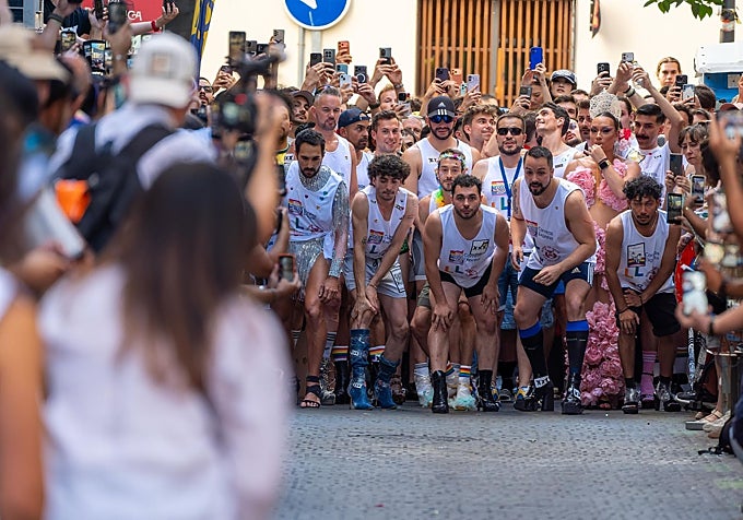 Los corredores preparados para salir.