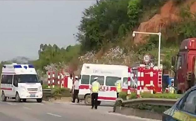 Un avión con 132 personas cae desde 8.000 metros en el suroeste de China