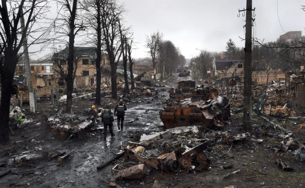 Dos soldaldados inspeccionan una zona devastada tras la retirada rusa en Bucha, cerca de Kiev.