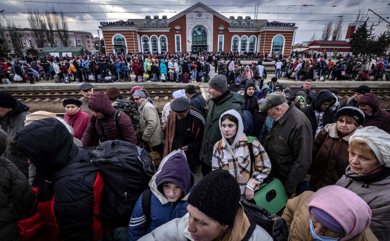 Cientos de personas caminan sobre las plataformas de los andenes para coger un tren en la estación central de la ciudad de Kramatorsk, en la región. 