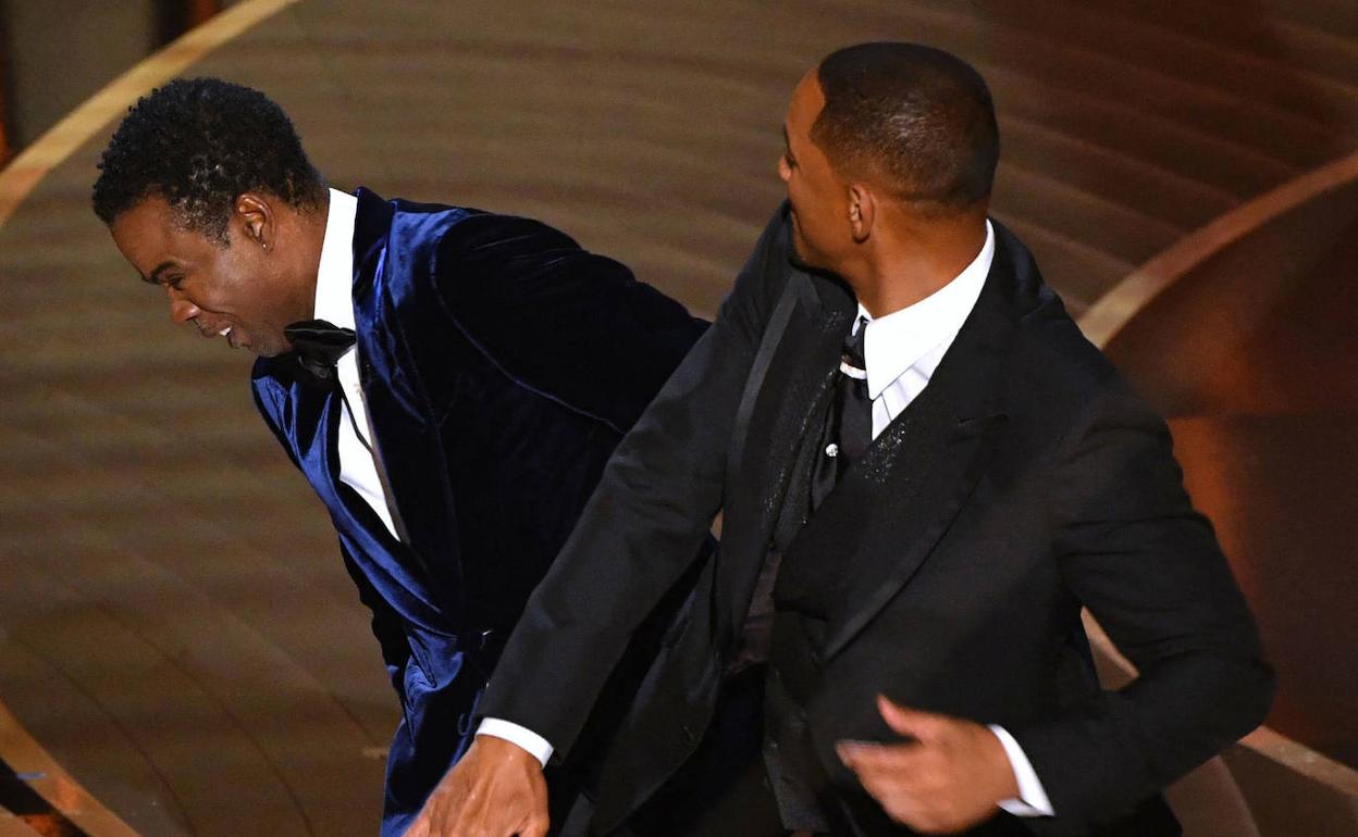 Will Smith abofetea al cómico Chris Rock durante la última gala de los Oscar.