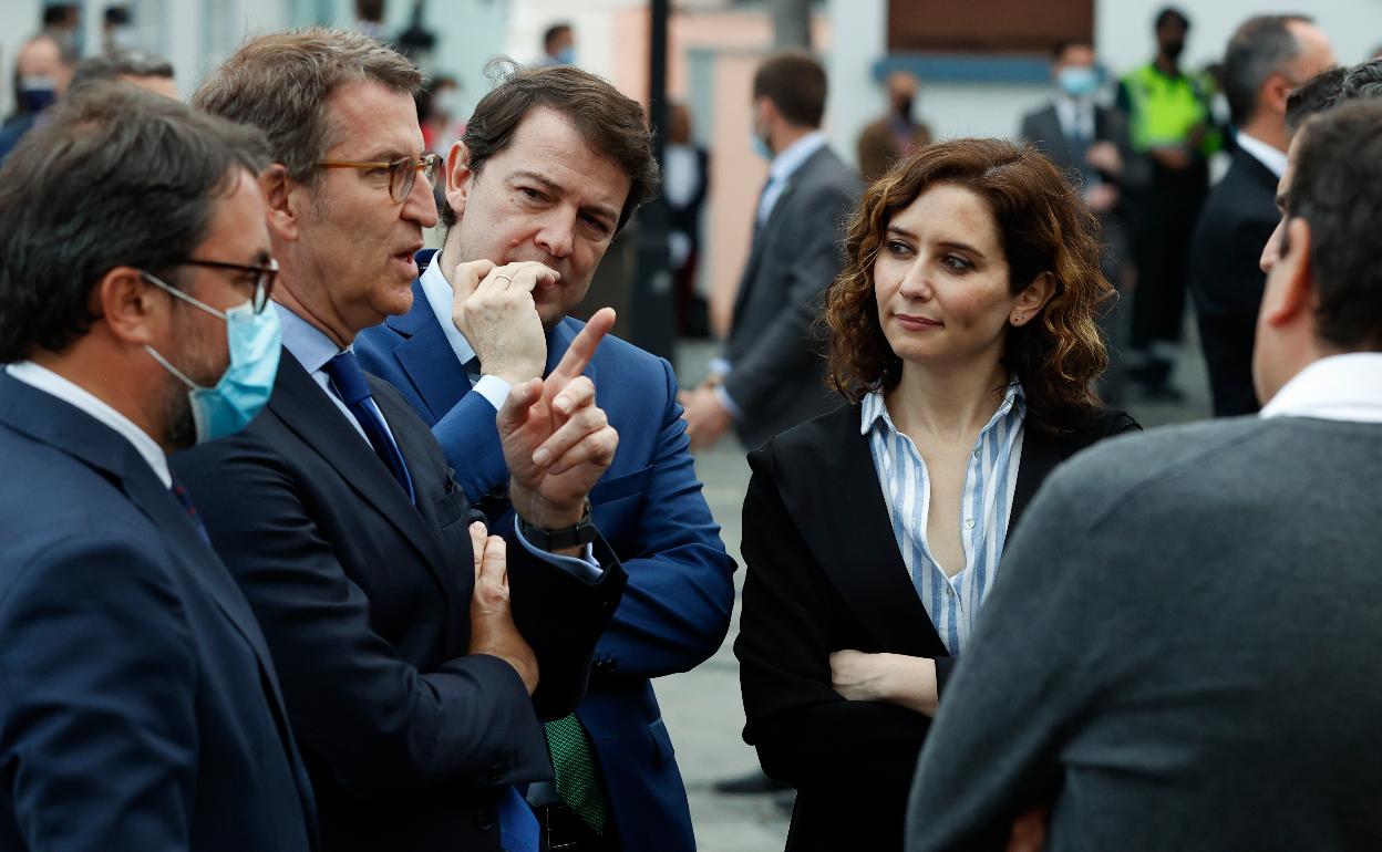 El presidente de Galicia, Núñez Feijoo, junto al presidente de Castilla y León, Alfonso Fernández Mañueco, y la presidenta de la Comunidad de Madrid, Isabel Díaz Ayuso.