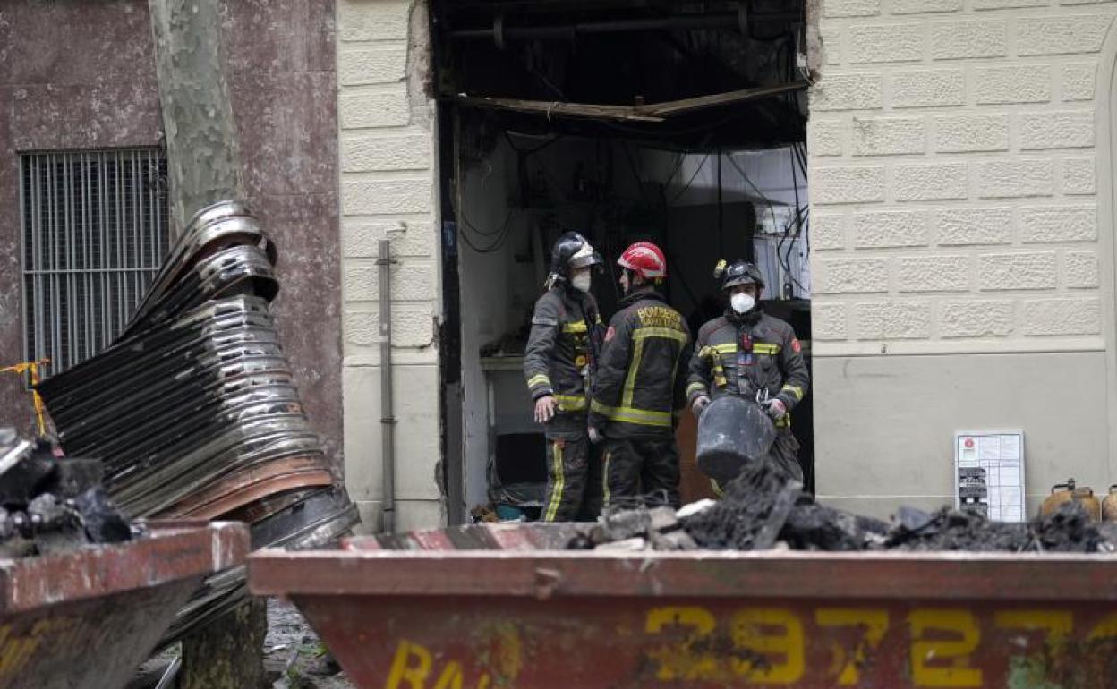 Los bomberos, durante las tareas de extinción. 