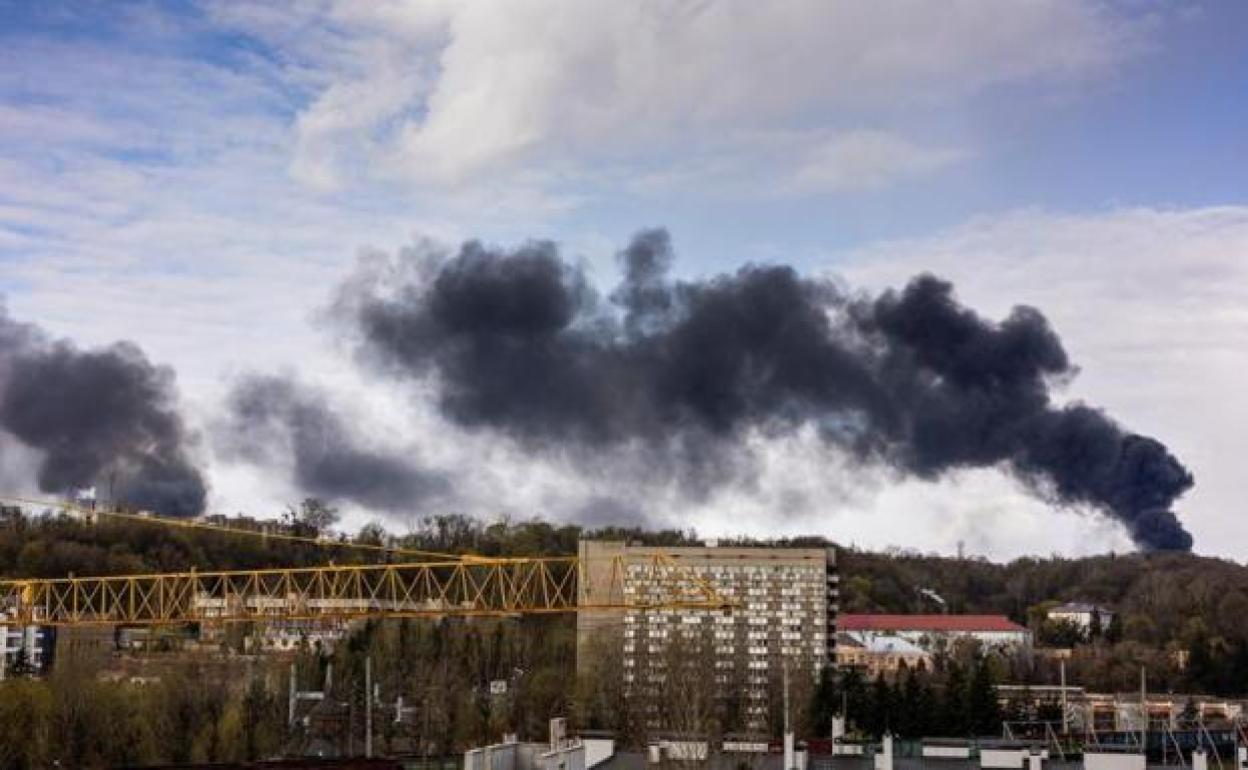 La humareda provocada por el impacto de uno de los misiles en Leópolis. 