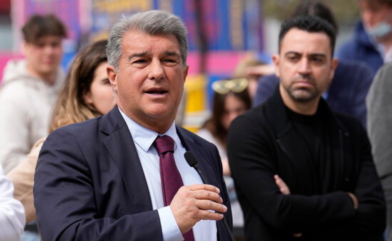 El presidente del Barça, Joan Laporta, en una imagen junto al técnico Xavi Hernández. 