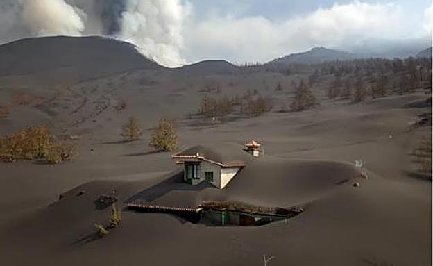 Fotografía en la isla de La Palma tras la erupción del volcán Cumbre Vieja.