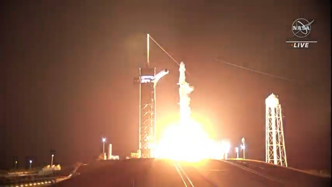 El Falcon 9 de la Crew 4 despega de cabo Cañaveral.