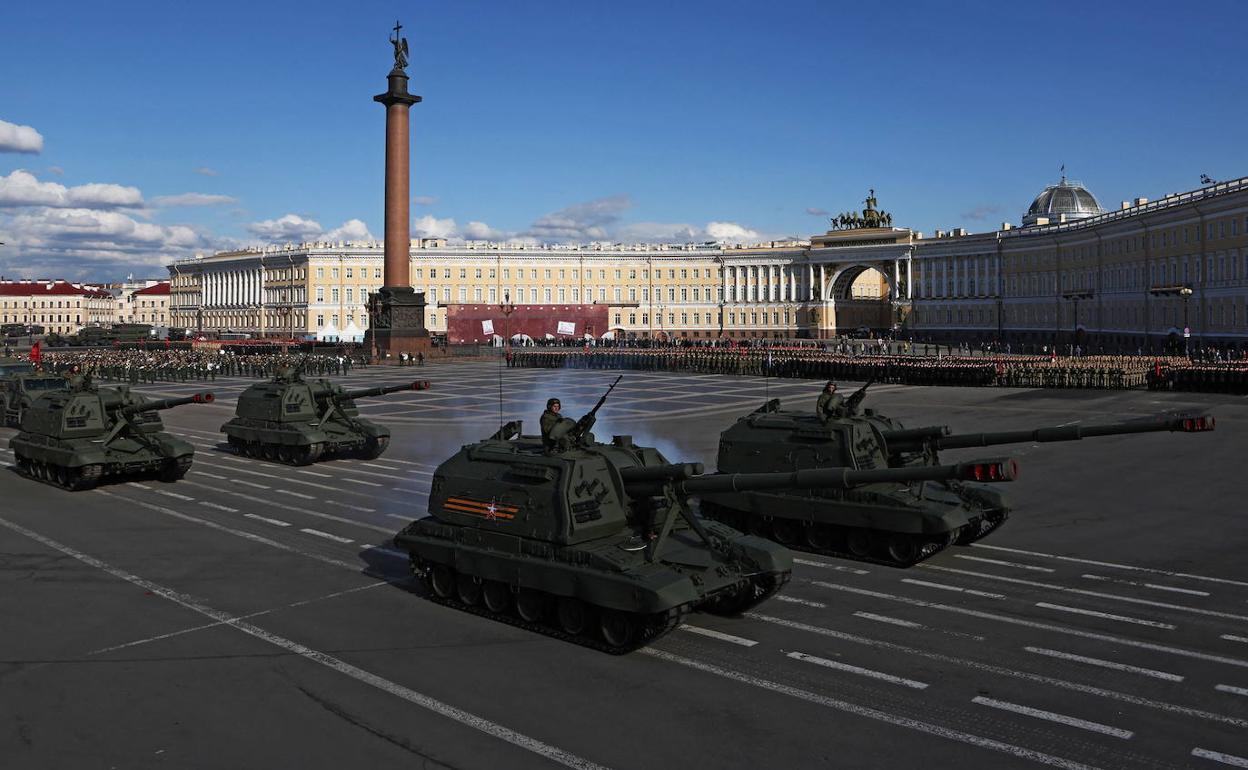 Derrota nazi. Tanques rusos ensayan en la plaza de San Petersburgo el Desfile de la Victoria que tendrá lugar el próximo 9 de mayo.