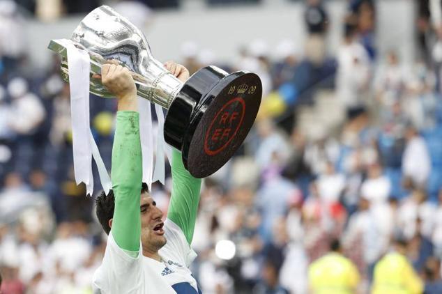 Courtois eleva el trofeo.