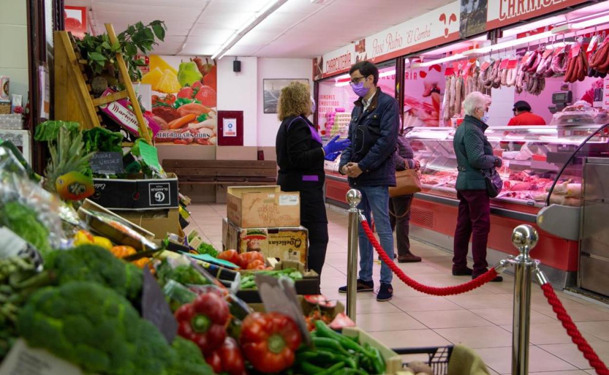 Mateos conversa con una propietaria de un puesto. 