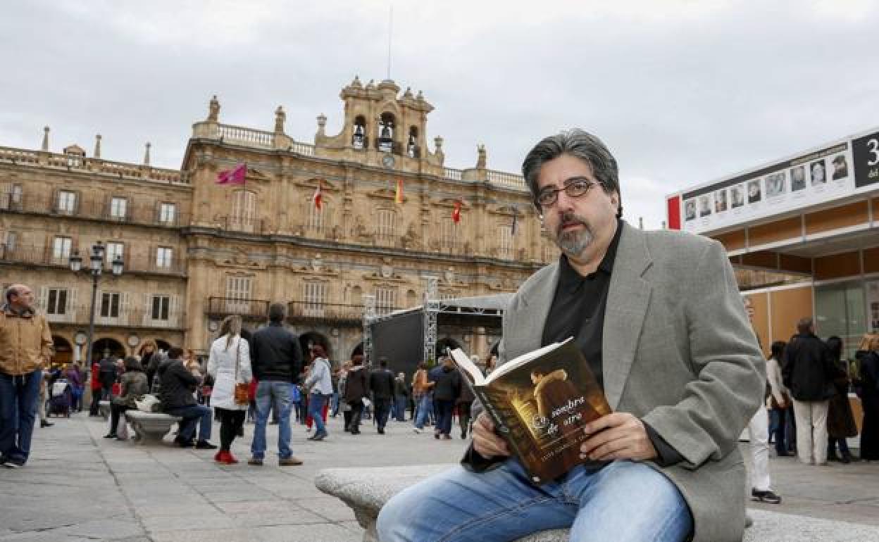 Luis García Jambrina, con uno de sus libros en una edición anterior de la Feria del Lbro de Salamanca.