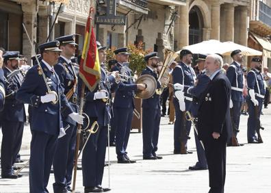 Imagen secundaria 1 - Decenas de civiles juran bandera en la Plaza Mayor de Ciudad Rodrigo