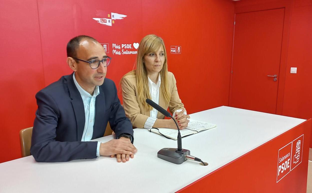 El secretario general del PSOE de Salamanca, David Serrada, acompañado por la alcaldesa de Ledesma, Patricia Martín.