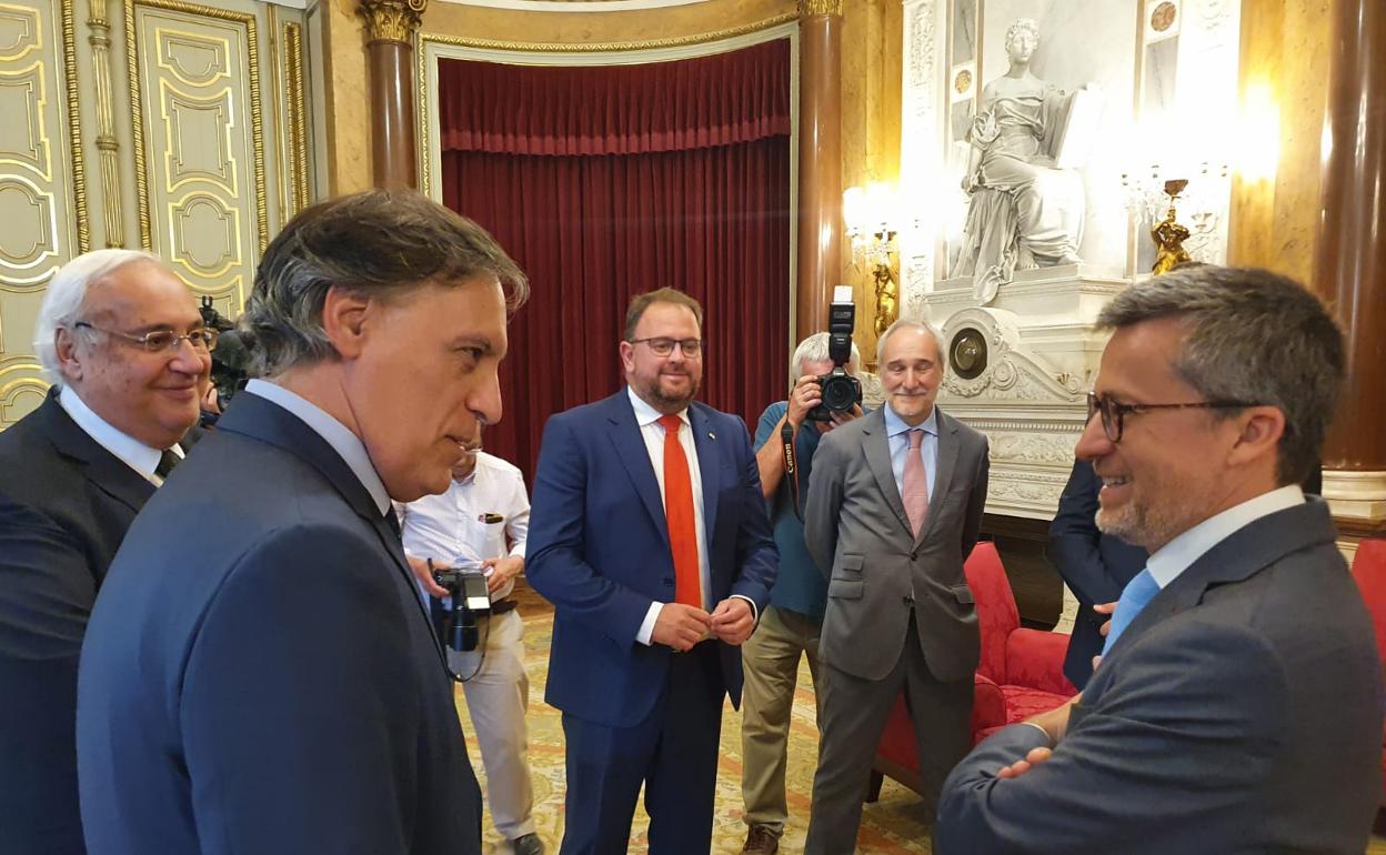 García Carbayo conversa con el alcalde de Lisboa. 