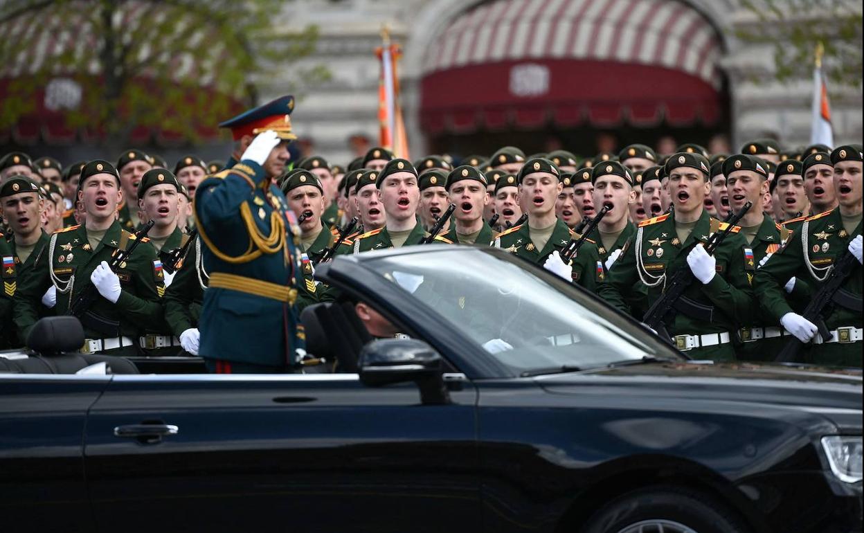 El ministro de Defensa ruso, Sergei Shoigu, pasa revista a las tropas durante el Día de la Victoria, en la Plaza Roja de Moscú.