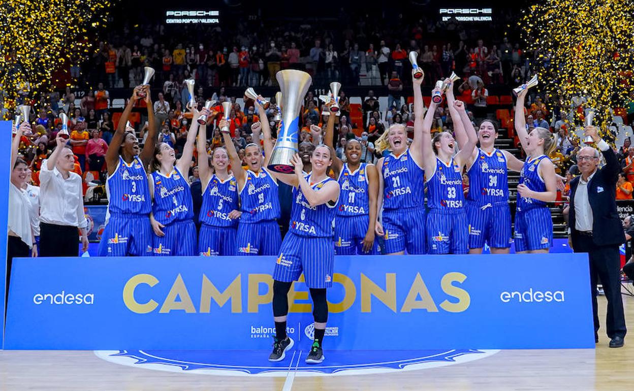Las jugadoras del CB Avenida celebran el título de Liga en Valencia. 