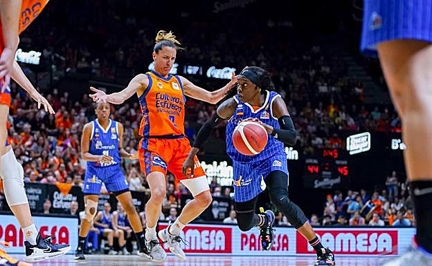 Imagen principal - El CB Avenida liquida la final sin esperas y levanta en Valencia su octava Liga Femenina