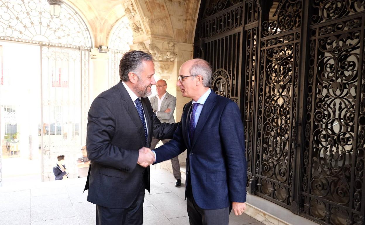 El presidente de las Cortes de Castilla y León, Carlos Pollán, saluda al presidentd ela Diputación Javier Iglesias, en el palacio de La Salina. 