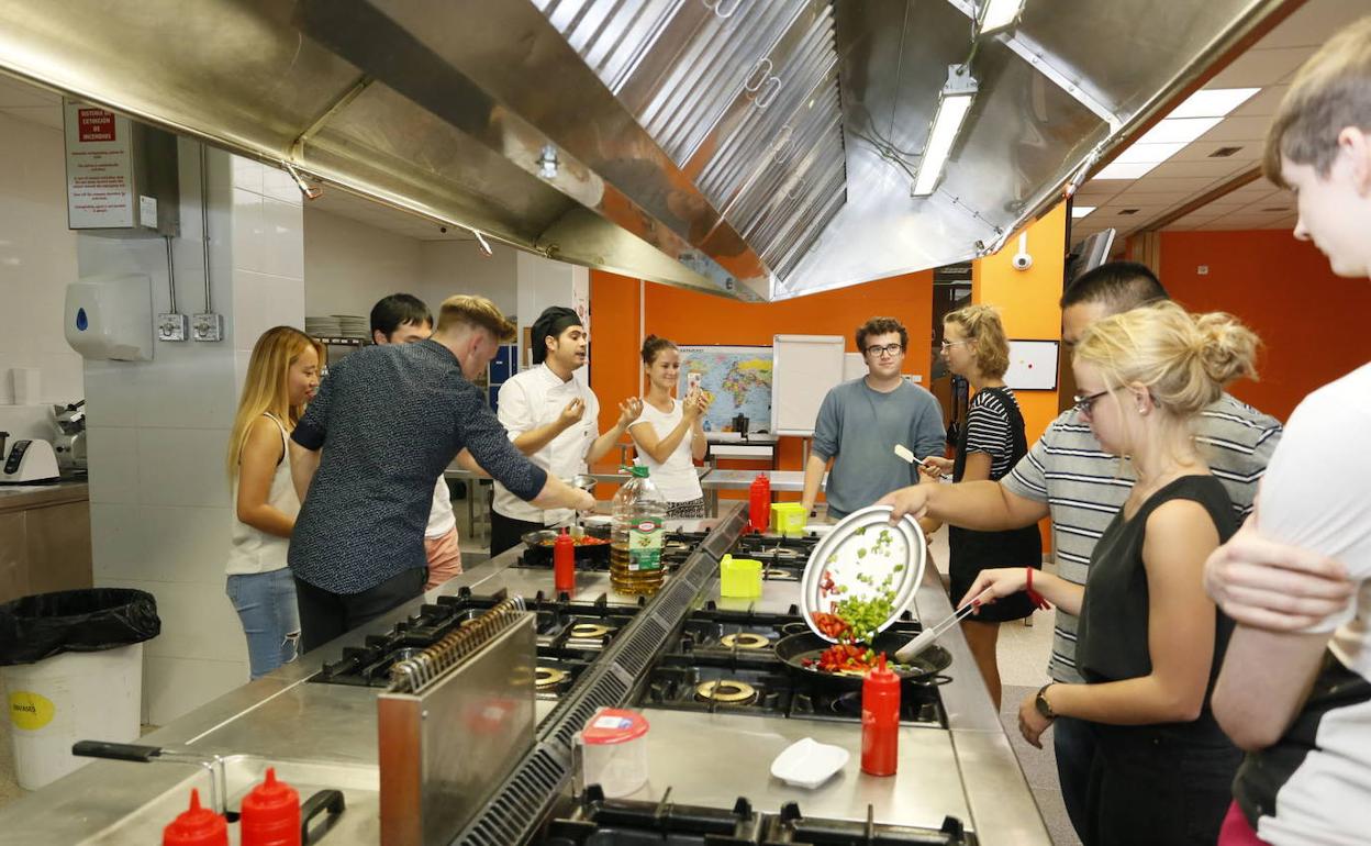 Imagen de archivo de una clase de cocina para alumnos extranjeros.