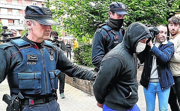 Hallada una huella del sospechoso de los crímenes de Bilbao en el piso de una víctima