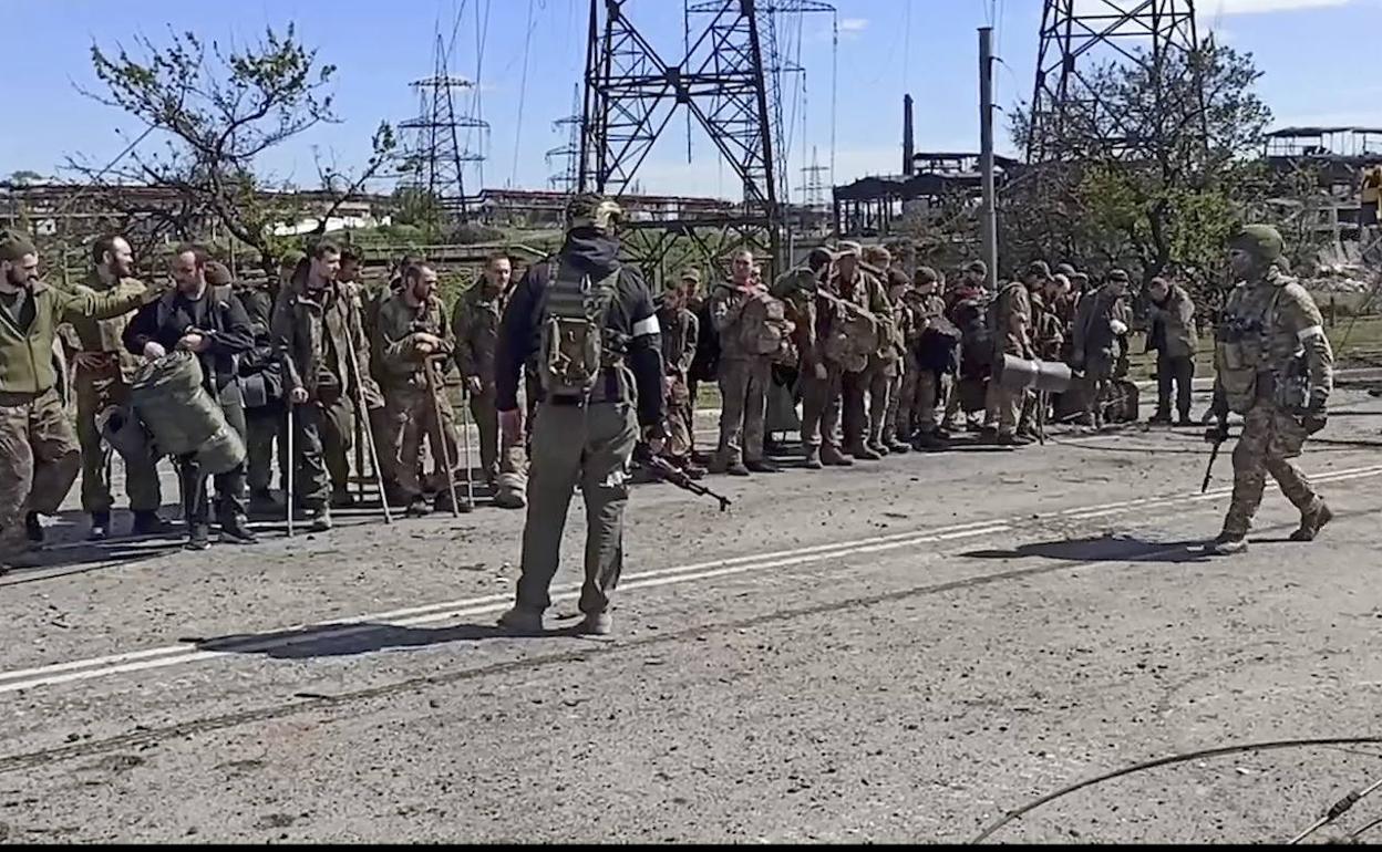 El Ejercito ruso expuso a las cámaras a los defensores de la planta siderúrgica que se entregaron este jueves.
