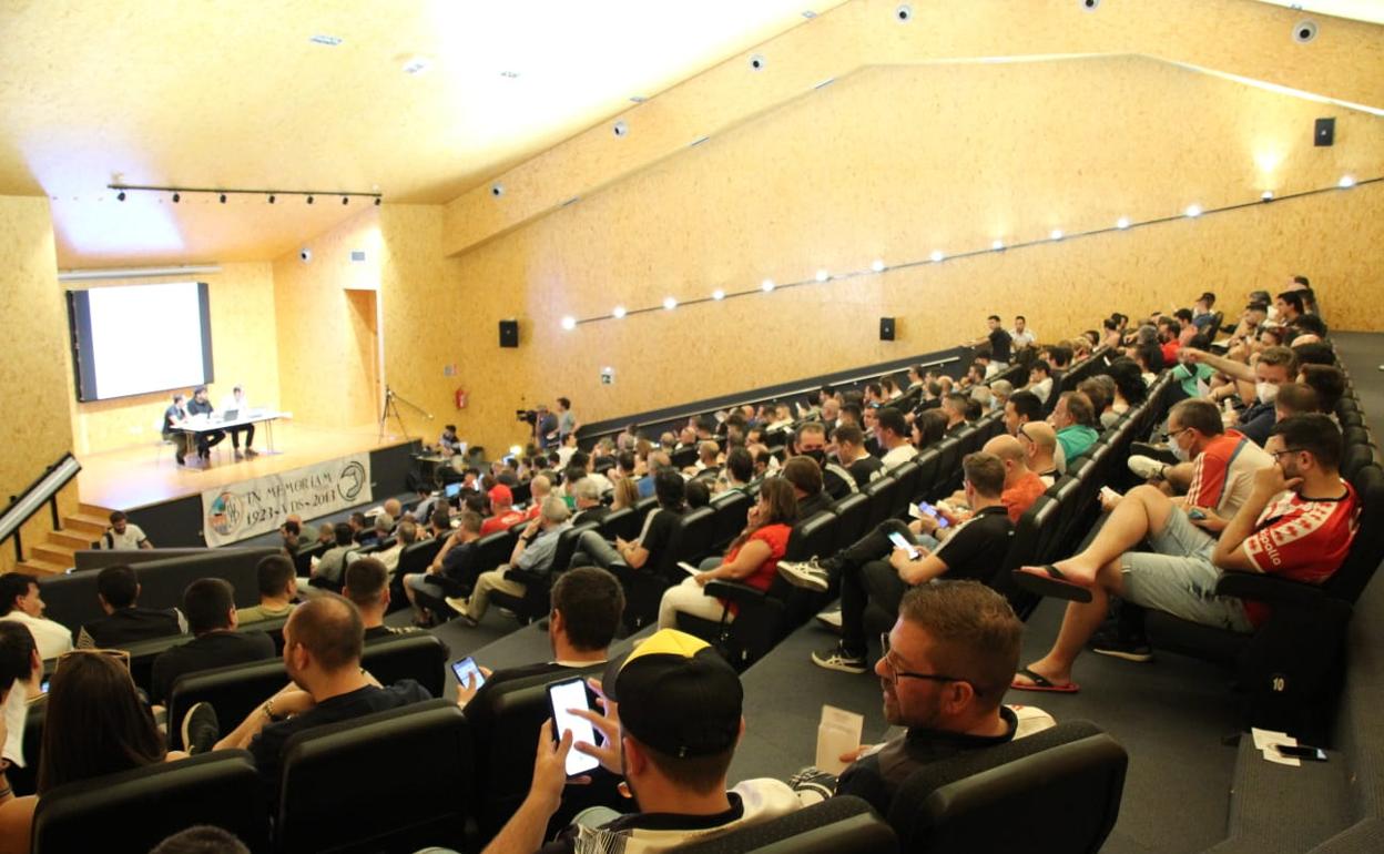 Los socios de Unionistas escuchan las explicaciones de la directiva antes de dar su opinión sobre la financiación del césped natural del Reina Sofía. 