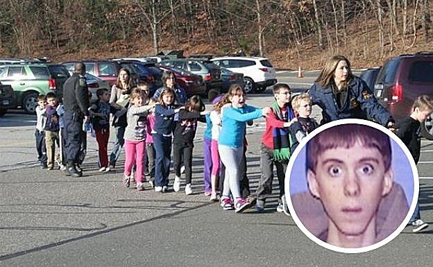 Policías evacúan a alumnos de la escuela. A la izquierda, el autor del ataque, Adam Lanza. 