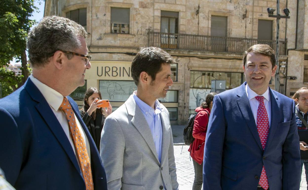 El consejero de Agricultura, Gerardo Dueñas; el presidente de la Asociación 19 de Abril, Ramón Guarido, y el presidente de la Junta, Alfonso Fernández, durante la clausura del I Congreso Internacional de Vacuno, esta mañana en Salamanca. 