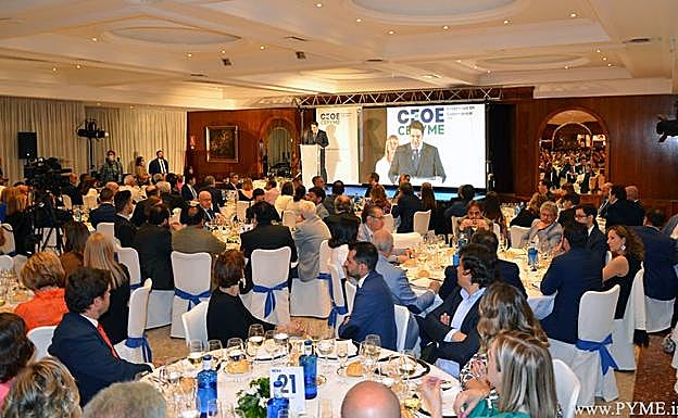 Imagen principal - 300 empresarios celebran con CEOE Cepyme Salamanca la gran noche del empresariado