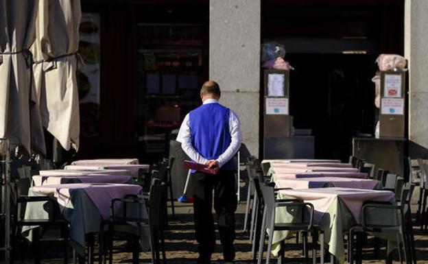 Un camarero en una terraza de Madrid. 