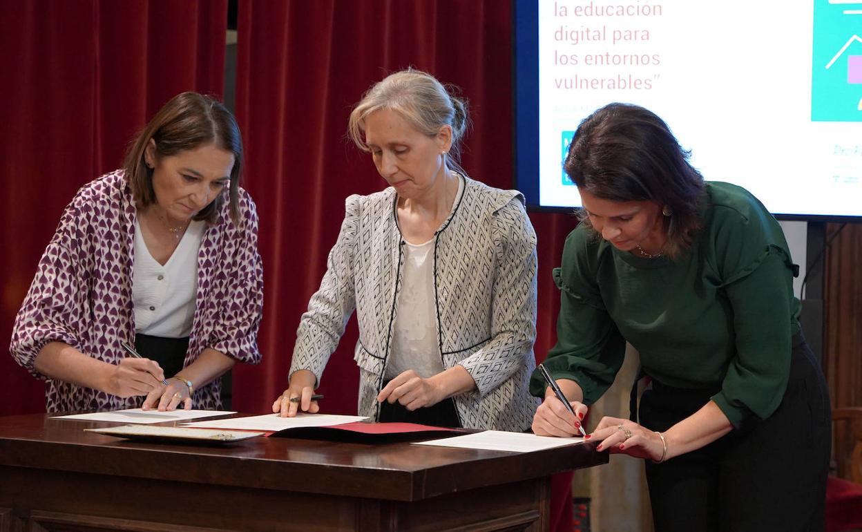 Un momento de la firma del convenio.