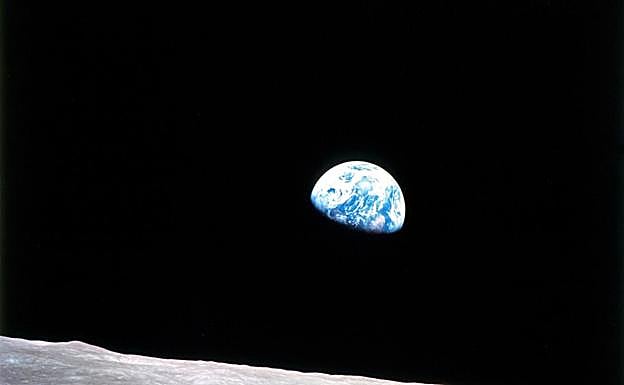 La fotografía original del amanecer tomada desde el Apolo 8. 