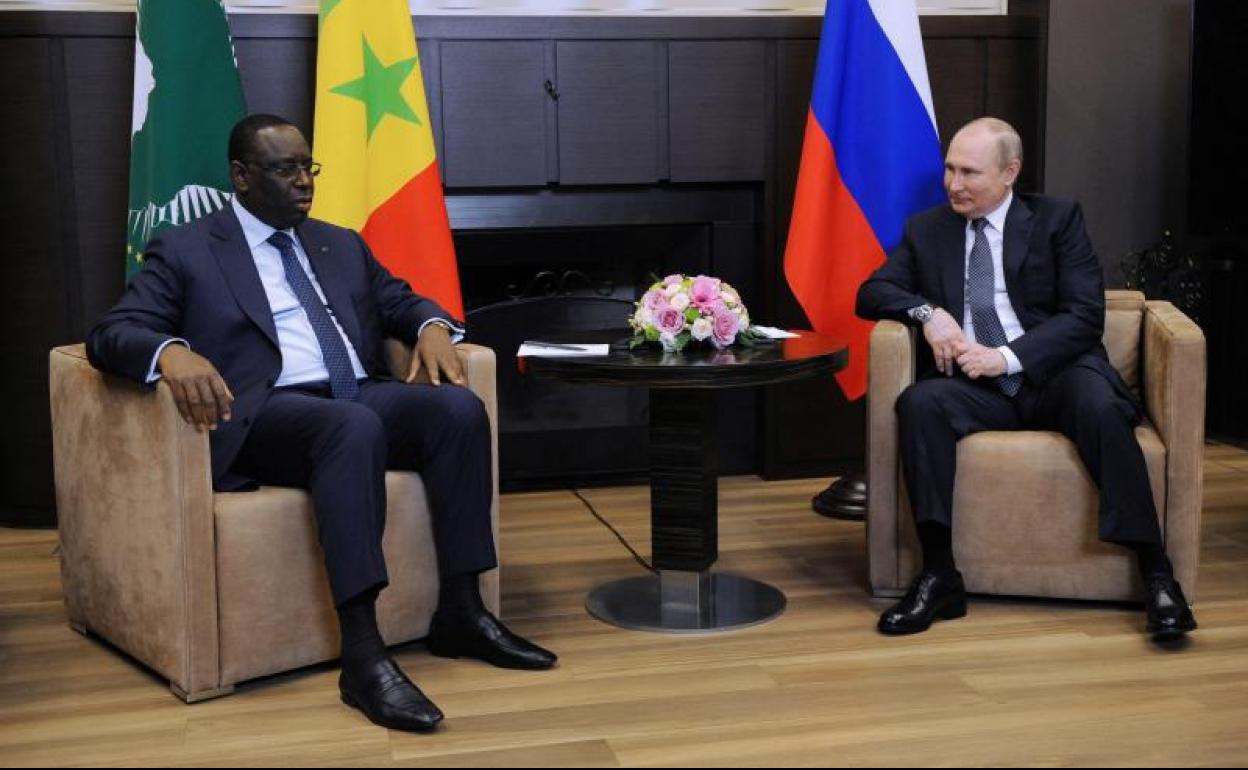 Putin se reúne en Sochi con el senegalés Macky Sall, presidente de la Unión Africana.