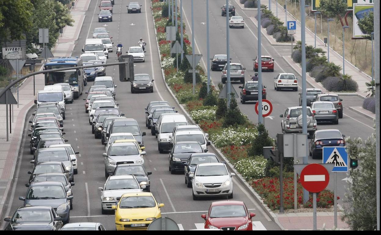 Tráfico intenso en el acceso a la ciudad por la carretera de Madrid