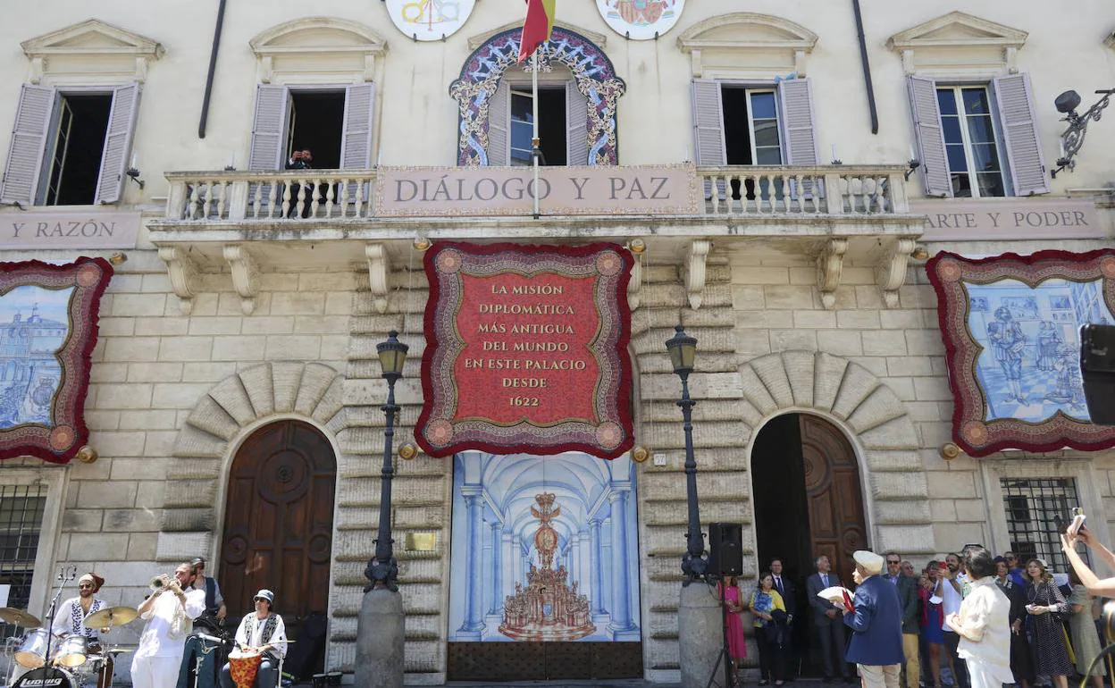 Fachada de la Embajada de España ante la Santa Sede, engalanada con reproducciones de tapices del Barroco.