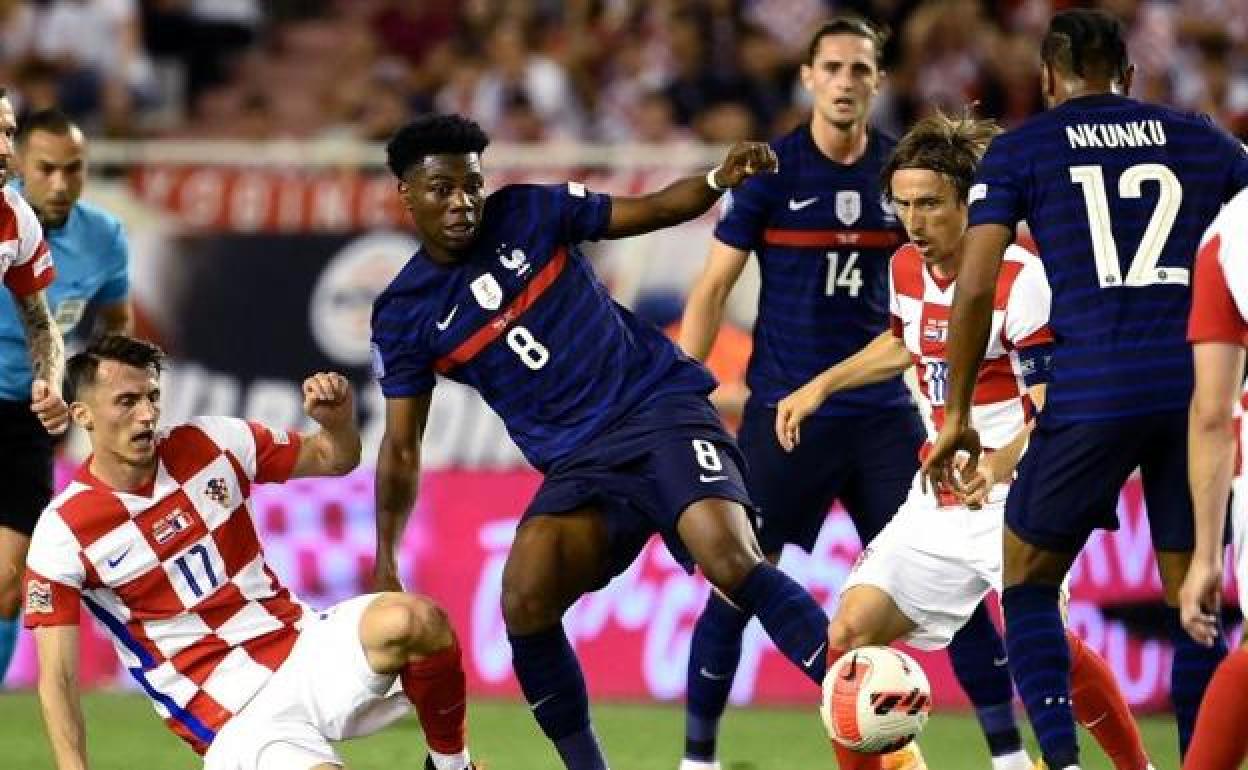 Aurélien Tchouaméni, en el centro, con la selección francesa. 