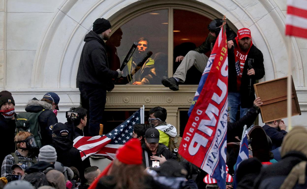 iles de personas rompieron las barreras de seguridad para acceder al edificio del Capitolio en Washington. 